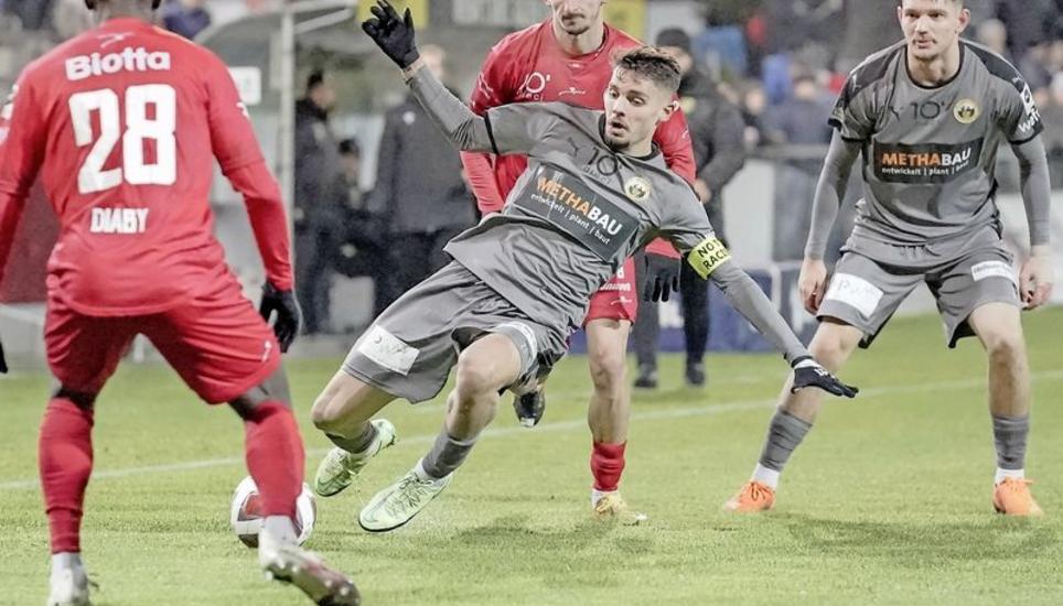 Objekt der Begierde: FCS-Captain Uran Bislimi (in Grau) zeigt vollen Einsatz gegen den FC Winterthur. Im Derby gelang dem Mittelfeldspieler beim 5:2-Sieg auch sein erster Saisontreffer. Bild: Roger Albrecht