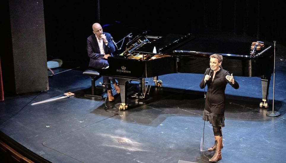 Kabarettisten-Duo Ben Süverkrüp und Tina Teubner im Stadttheater. Bild: Roberta Fele