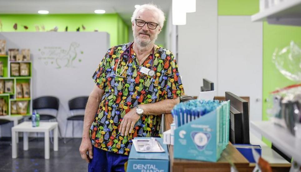 Piero Godenzi hat während 38 Jahren in Schaffhausen als Tierarzt gewirkt. An Weihnachten hört er auf. Sein Fazit: «Ich würde es wieder gleich machen und eine Praxis eröffnen.» Bild: Melanie Duchene