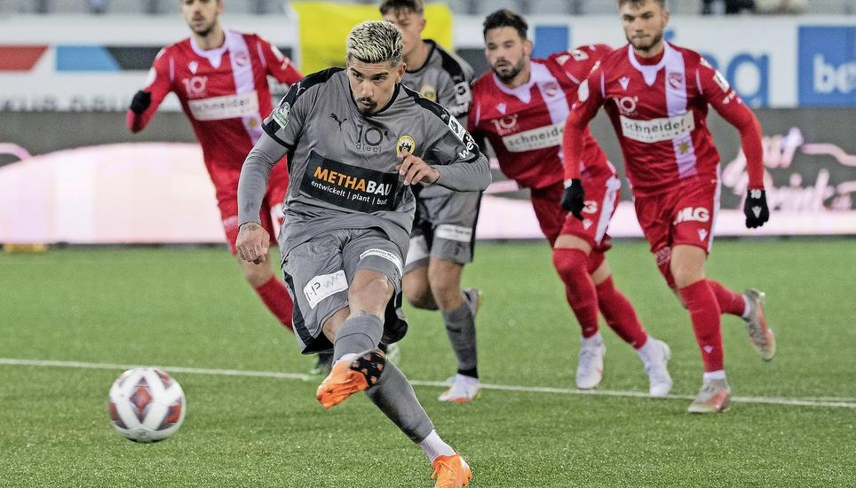 Joaquin Ardaiz (vorne) erzielt vom Elfmeterpunkt aus den späten 2:2-Ausgleich für den FC Schaffhausen gegen den FC Thun. Ardaiz und seine Kollegen nehmen so einen Zähler aus dem Berner Oberland mit. Bild: Key