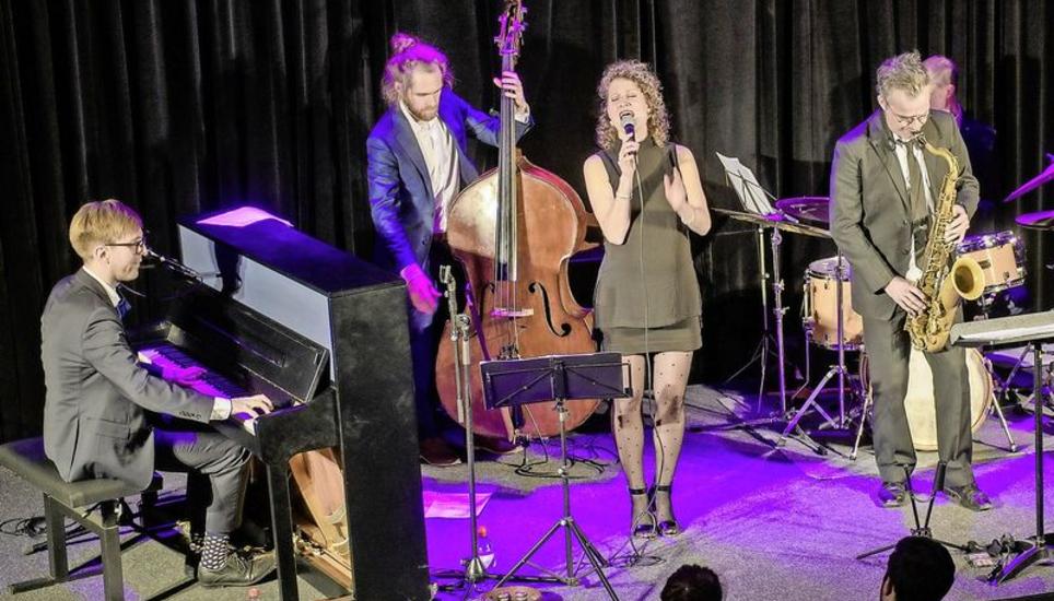 Raphael Jost und seine Band stimmen auf Weihnachten ein – mit viel Rhythmus, Verve und Liebe zum Swing. Bilder: Michael Kessler
