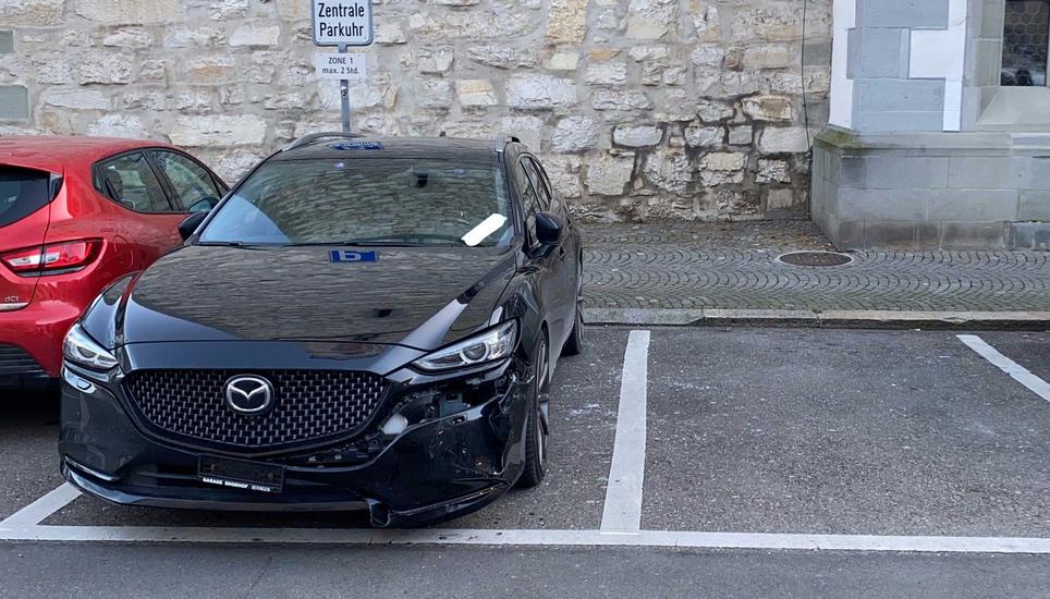 Am parkierten Auto entstand ein Sachschaden in der Höhe von mehreren Tausend Franken. Bild: SHPol