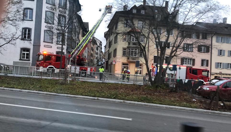 Die Feuerwehr bekämpft den Brand mit einer Autodrehleiter. Bild: zVg