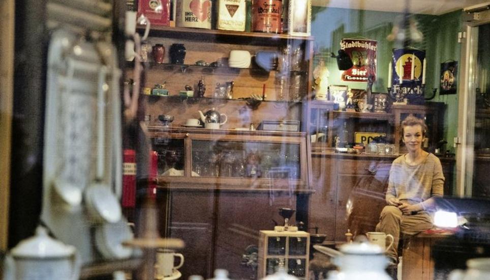 Viele schöne Dinge, die Zuhause Heimeligkeit aufkommen lassen, finden sich in Monica Benders (Bild) kleinem, feinem Antiquitätenladen an der Pfrundhausgasse: Emaille-Geschirr, Dosen, Blechschilder, Waagen und ... Bilder: Roberta Fele