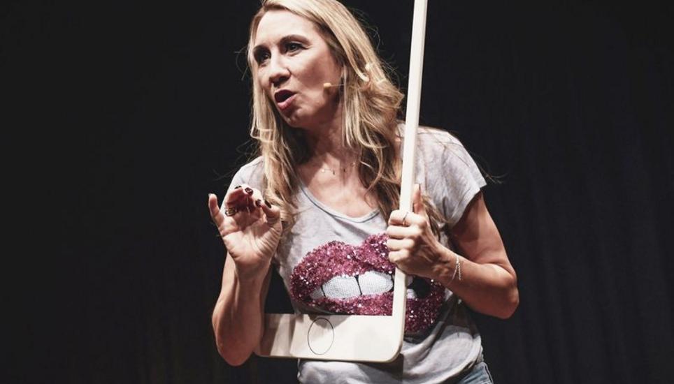 Comedy am laufenden Band: Tamara Cantieni auf der Bühne des Trottentheaters. Bild: Melanie Duchene