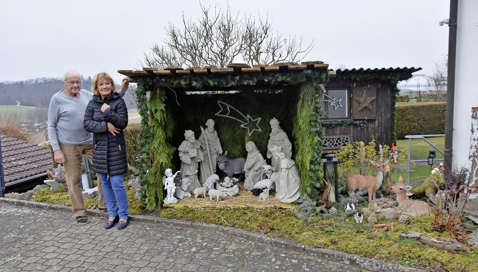 Die Krippe von Irene Leibacher und Franz Prem steht in deren Garten in Buchthalen. Bild: Gian Schäppi