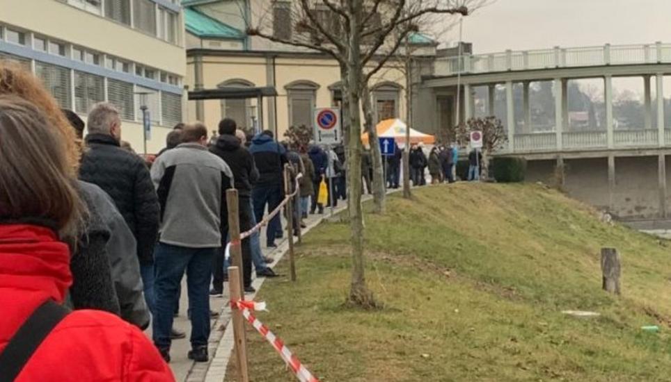 Sie alle hatten einen Termin und mussten gestern Donnerstag trotzdem lange Wartezeiten in der Kälte in Kauf nehmen. Bild: zVg