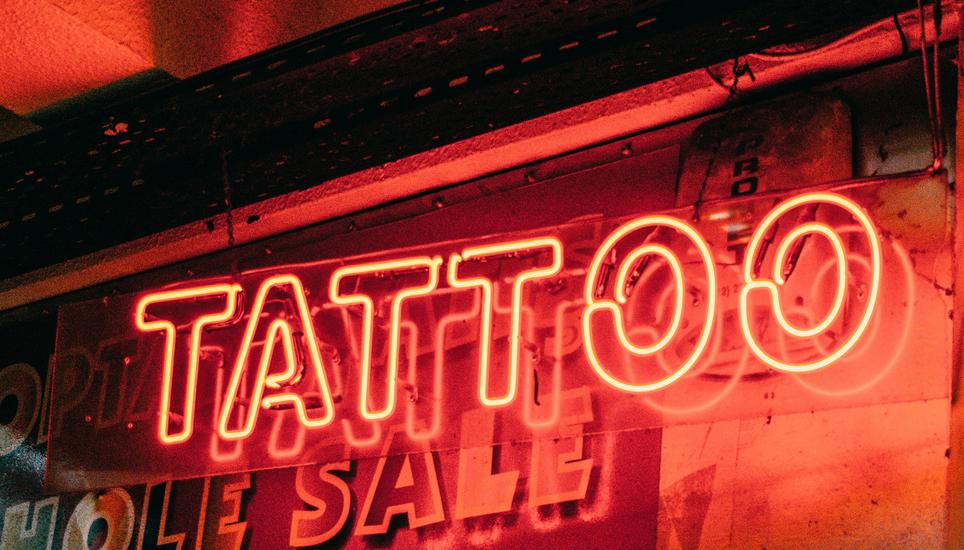Die Begeisterung für Tattoos ist in der breiten Masse angekommen und scheint stetig zuzunehmen. Symbolbild: Pexels