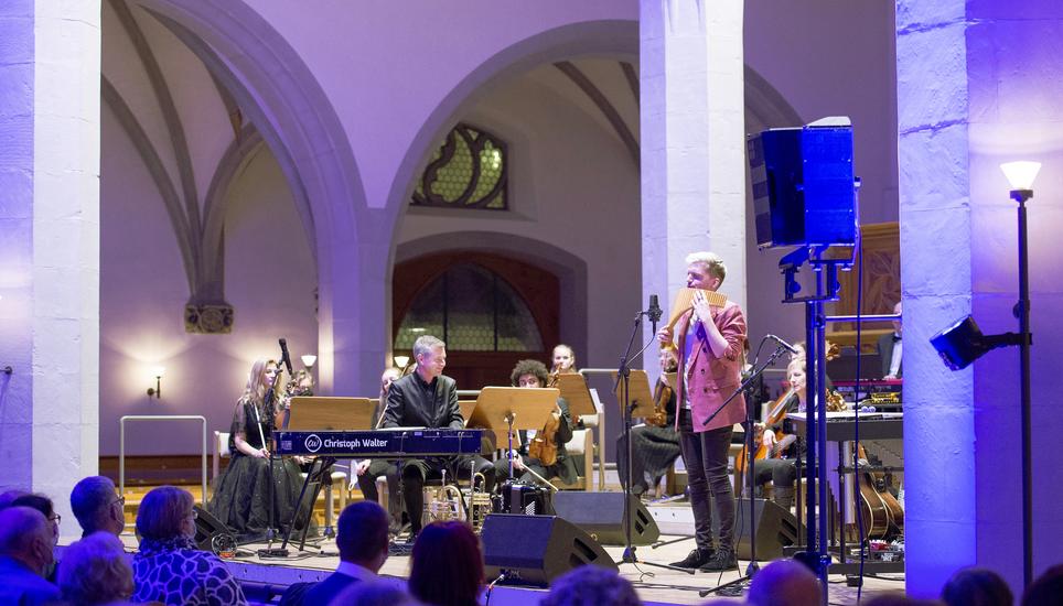 Unterhaltungsmusik mit viel Klasse: Das Christoph Walter Orchestra mit dem Bandleader (vorne) und Jonas Gross, Panflöte. Bild: Jeannette Vogel
