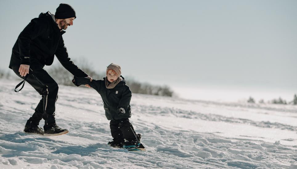 Früh übt sich: Der dreijährige Clau macht eine klasse Figur beim Snowboarden.