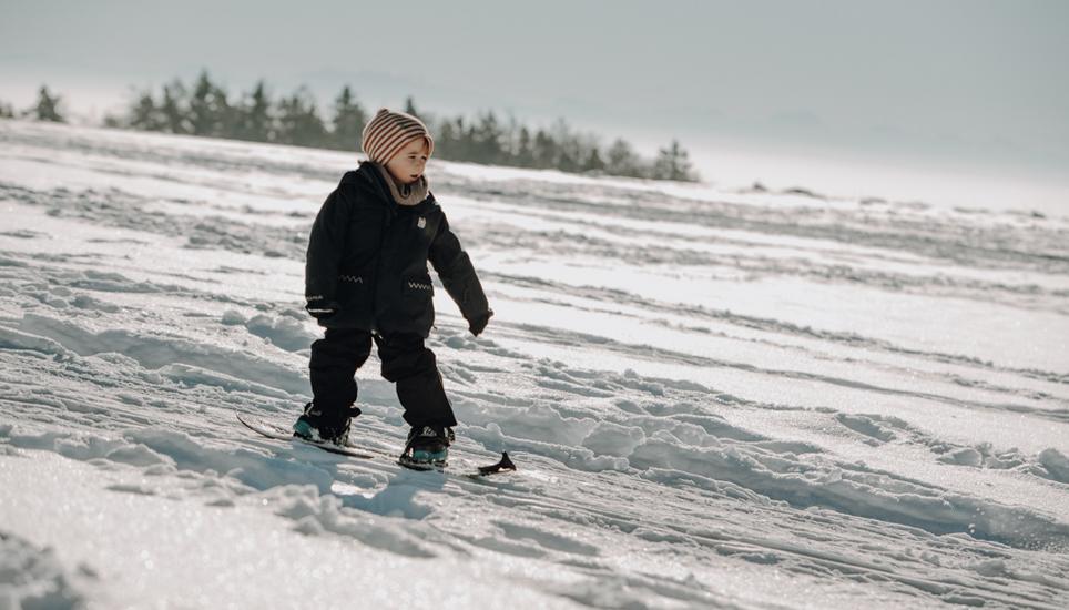Früh übt sich: Der dreijährige Clau macht eine klasse Figur beim Snowboarden. Bild: Roberta Fele