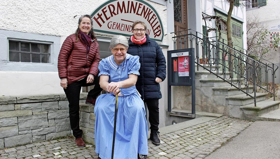 Der Herminenkeller liegt Marisabel Widmer (l.), Mischa Niedermann (im Kostüm) und Daniela Baur am Herzen. Bild: Mahara Rösli