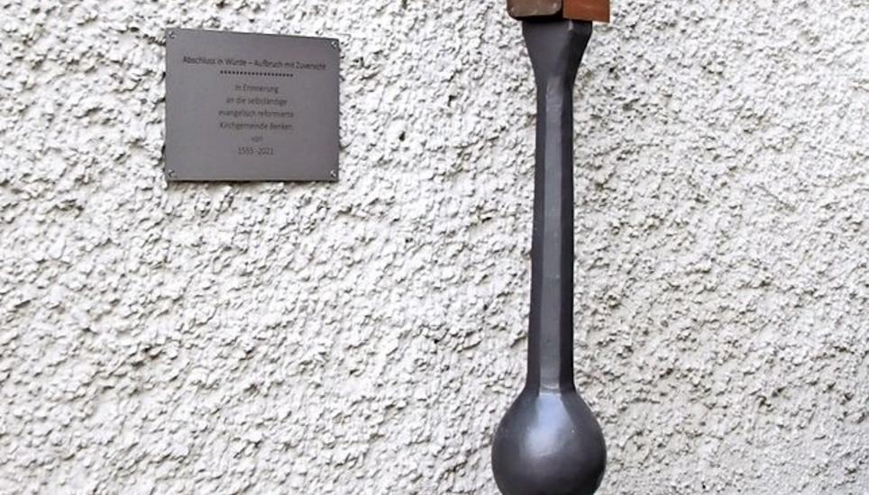 Der vor dem Einschmelzen gerettete Klöppel der grössten Benkemer Glocke beim Kirchenhaus-Eingang. Bild: Romü