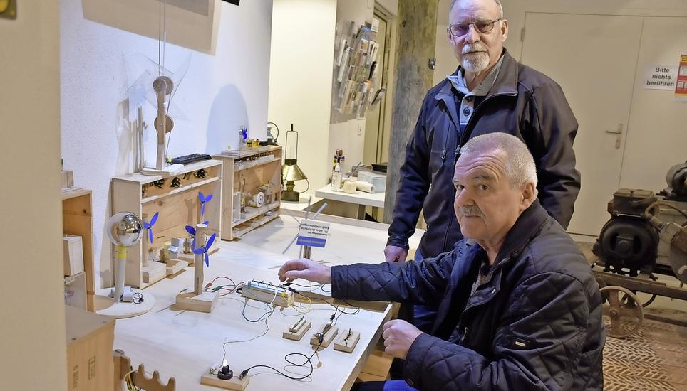 Hansruedi Meier (stehend) und Werner Meier experimentieren im Elektrolabor, das Teil der Sonderausstellung ist. Bild: Thomas Güntert