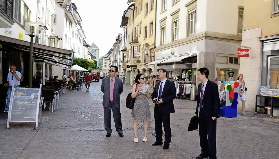 Xia Chen besichtigt zusammen mit dem chinesischen Botschafter die Schaffhauser Altstadt. Bild: zVg