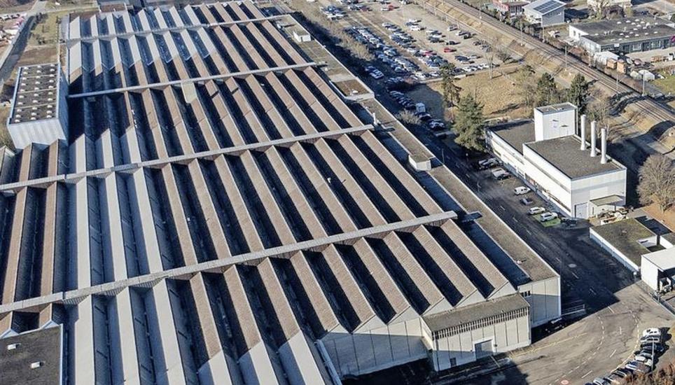 Eine Luftaufnahme des Schrägdachs der Syntegon Packaging Systems AG, das Ende Jahr für Solarmodule der EKS genutzt wird. Bild: zvg