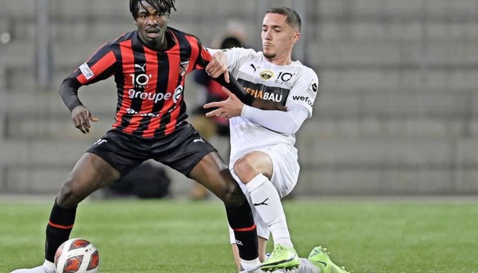 Ein intensiver Zweikampf: Hier rangeln FCS-Verteidiger Jetmir Krasniqi (rechts) und Xamax-Spieler Nicky Beloko auf dem Rasen der Maladière um den Ball. Bild: Freshfocus
