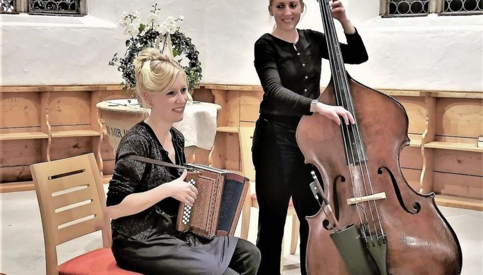 Kristina (l.) und Evelyn Brunner begeisterten in Rafz. Bild: Béat Rajchman