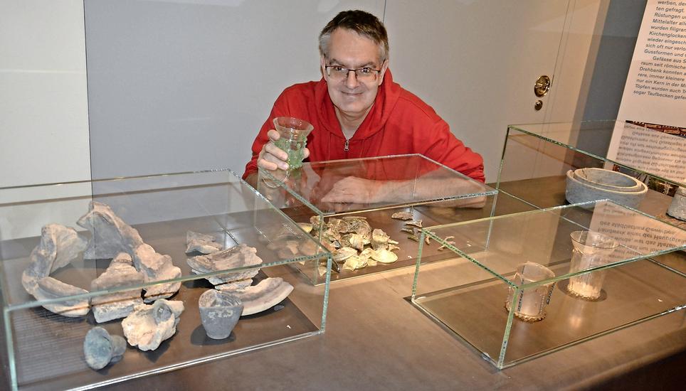 Museumsleiter Urs Leuzinger mit Fragmenten von Glas und Gussformen, unter anderem aus Schaffhausen. Bild: Thomas Martens