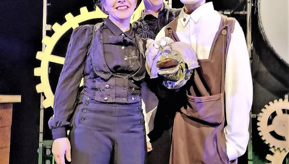 Die Schnecke Vida (Cécile Steck) und Uhrmacher Victor (Didi Sommer) zeigten herrliche Lebensgeschichten unterschiedlichster Art. Bild: bar