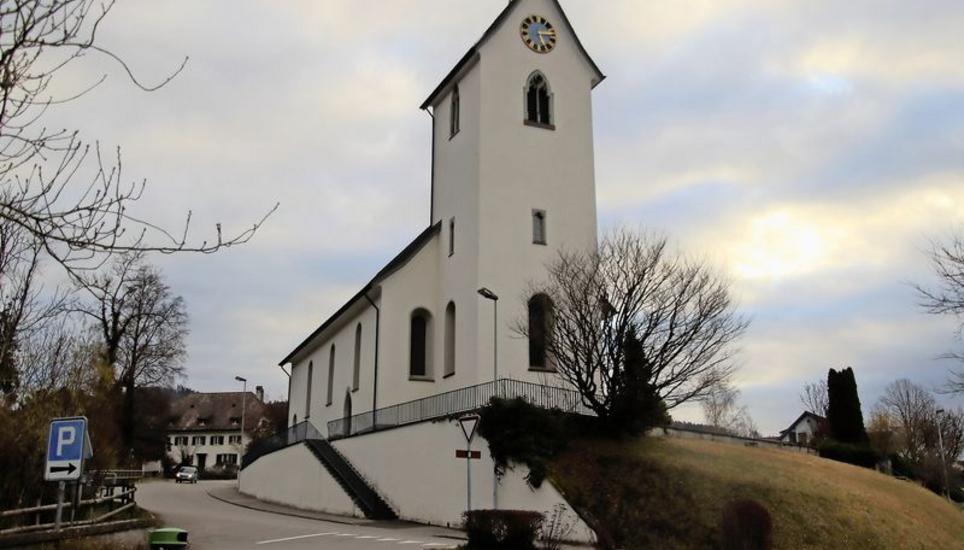 Nach der Genehmigung des Budgets und dem kommunizierten Austritt aus der Evangelischen Allianz Wyland können die Flaachtaler Kirche(n), wie hier in Flaach, wieder wie gewohnt agieren. Bild: Roland Müller