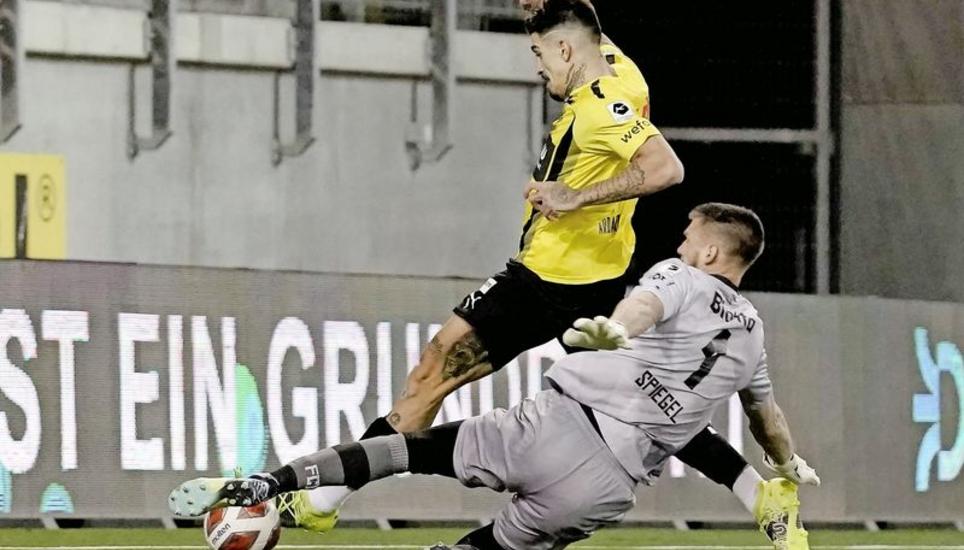 FCS-Stürmer Joaquín Ardaiz trifft am FCW-Torhüter Raphael Spiegel vorbei zum 2:1-Führungstreffer kurz nach der Pause. BILD ROGER ALBRECHT
