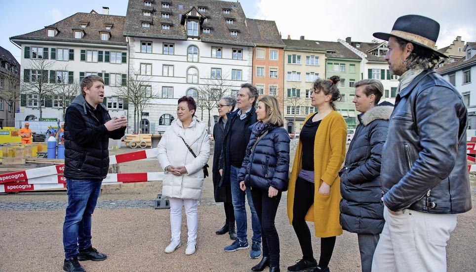 Für sie ist es eine Baustelle zur Unzeit: «Hopfenstube»-Wirt Roland Bosshard (l.) hat Gewerbetreibende rund um den Herrenacker zusammengetrommelt. Bild: Selwyn Hoffmann