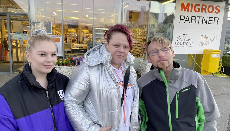 Chantal, Kerstin und Jürgen Kusche (v. l.) kaufen gelegentlich im Migros Ramsen ein. Nach zwei Jahren erstmals wieder ohne Maske. Bild: Gudrun Trautmann
