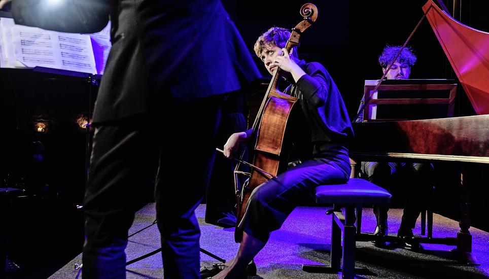 Farben wachsen aus dem Kontrast zwischen Hell und Dunkel: Cellistin Marie-Louise Wundling und Lukas Stamm am Cembalo. Bild: Melanie Duchene