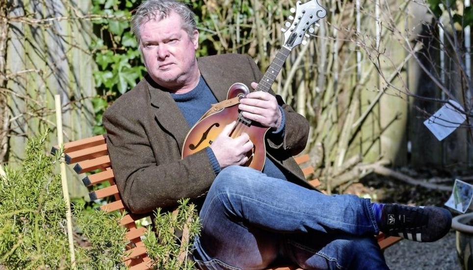 Der Schaffhauser Sänger und Songwriter mit seiner neuen Mandoline in der Sonne im Garten. Sein neues Album «Flow» hat einen eingängigen Groove. Bild: Michael Kessler