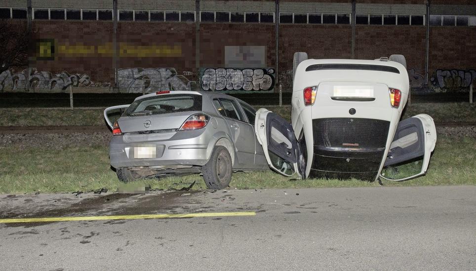 Bei der Kollision zwischen zwei Autos wurden Anfang April in Schlatt drei Personen verletzt, eine davon schwer. Bild: Kapo TG