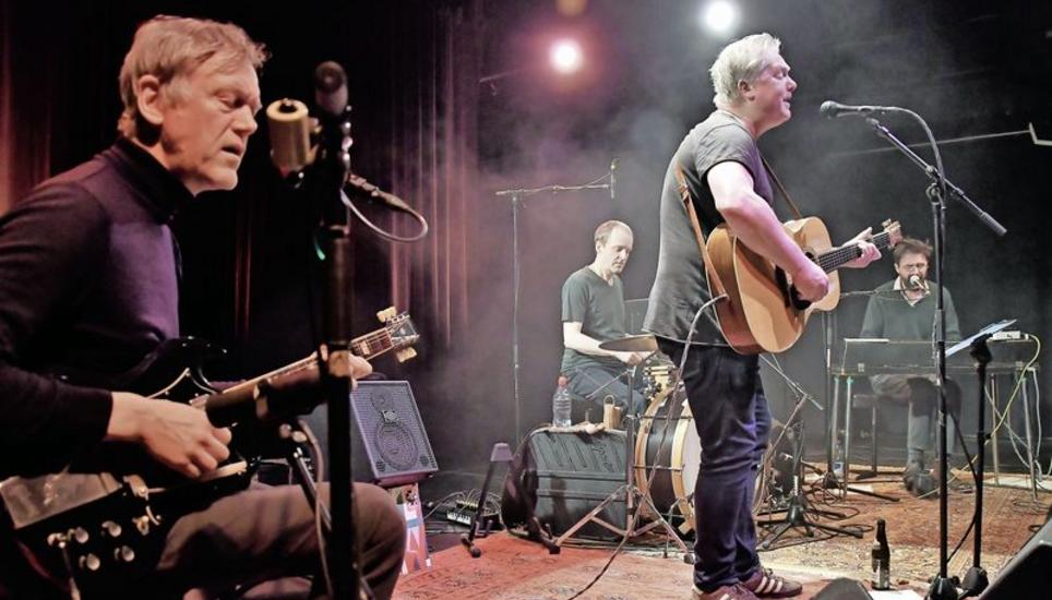 Mit spürbarer Leidenschaft taufte der Singer-Songwriter Tom Krailing sein neues Soloalbum und zog die Konzertbesucher in seinen Bann. Bilder: Christoph Merki