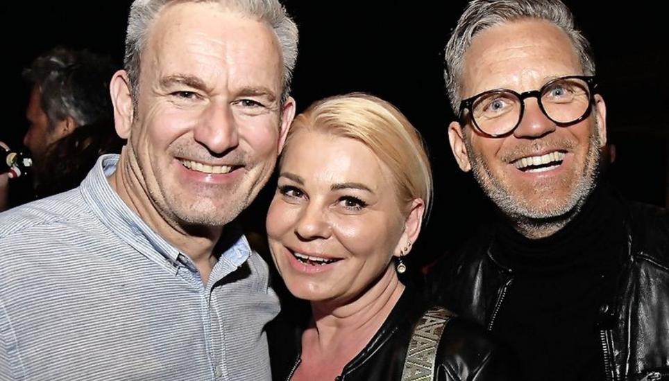 Voll des Lobes für Sänger und Band waren Thomas (l.) und Marjon Fischer mit Roman Schwaninger.