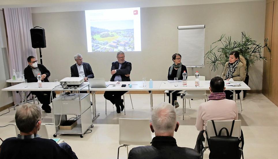 Die Referenten und Referentinnen am Vortragsabend der SP Weinland. Bild: RoMü