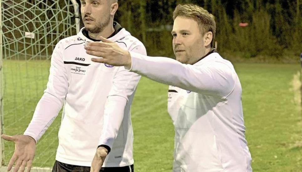 Das Trainerduo Moreno Del Rizzo (l.) und Andreas Doujak geben neu den Takt vor beim FC Thayngen. Bild: zvg