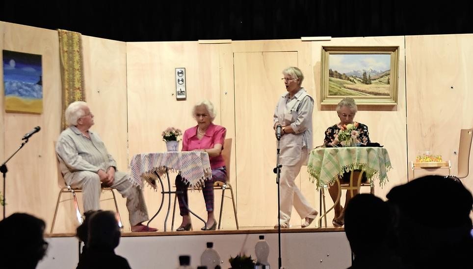 Das Seniorentheater Hallau (hier in Feuerthalen) existiert seit 1978. Bild: Niklas Rapold