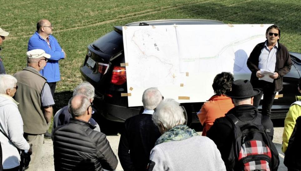 Beachtlicher Aufmarsch: Das Interesse an der Renaturierung war gross. Bild: Dieter RItter