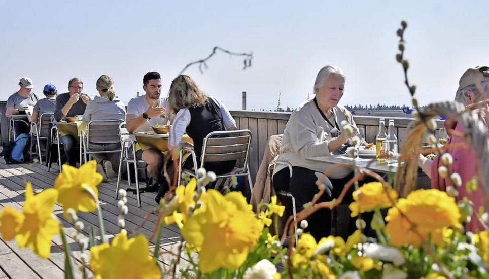 Die Terrasse des Siblinger Randenhauses gilt als Treffpunkt einer sehr diversen Gästeschar inmitten der Natur.