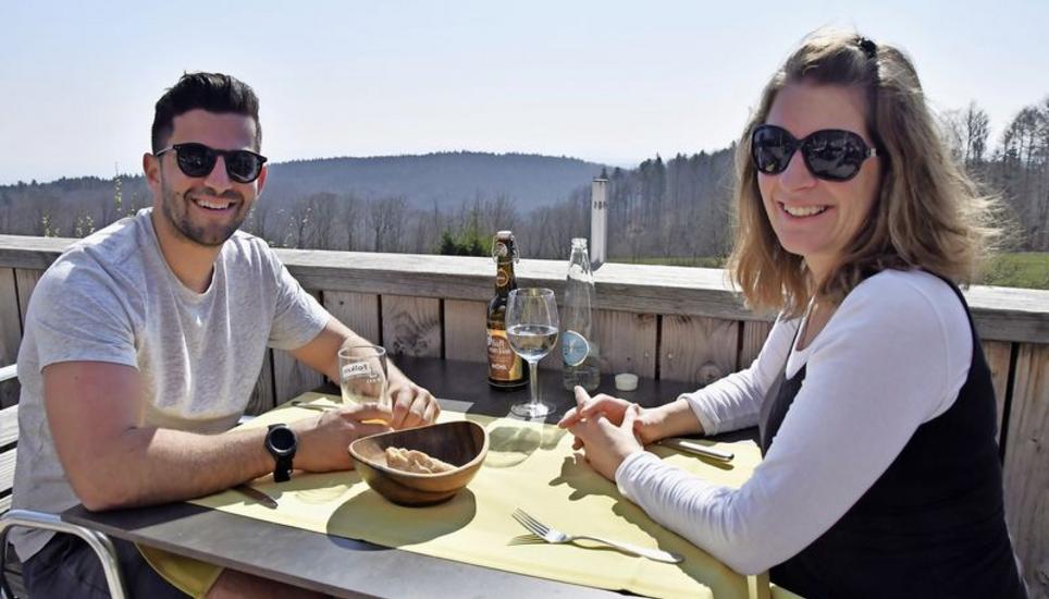 Ismail Erni und Mutter Christin genossen die Sonne und die Aussicht im Sbilinger Randenhaus. Bilder: Christoph Merki