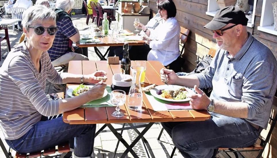 Im Alprestaurant Babental stärkten sich Anna und Christian Meister für den Weitermarsch.