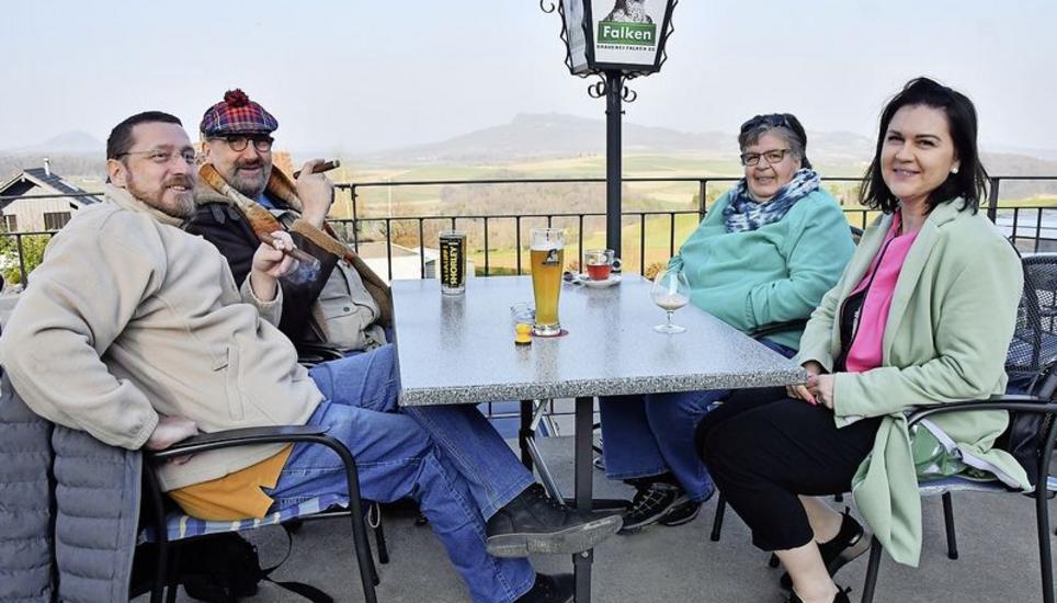 Im Restaurant Reiatstube herrschte bei (v.l.n.r.) Thomas Rauch, Daniel Germann, Maria-Gabriella Betta und Maria Rauch gute Laune.