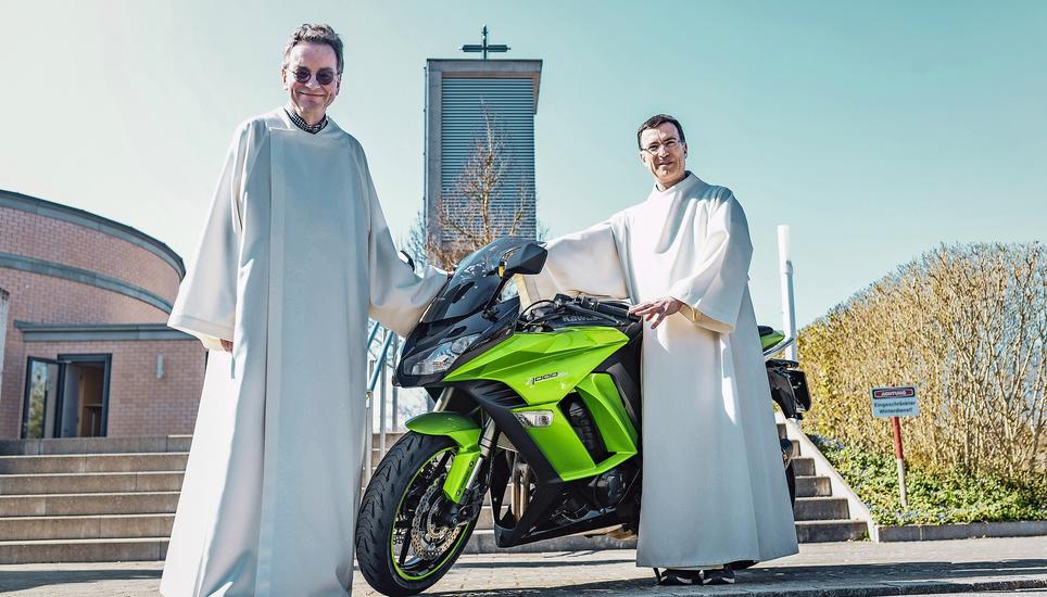 Geben zweimal pro Jahr mit dem ökumenischen Motorrad-Gottesdienst Gas (v.l.): Ernst Friedauer, reformierter Pfarrer aus Marthalen, und Marco Anders, Co-Leiter des katholischen Seelsorgeraums Andelfingen–Feuerthalen. Bild: Melanie Duchene