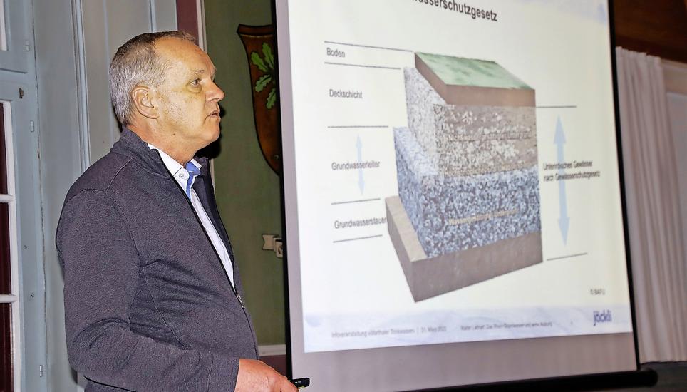 Der Hydrologe Walter Labhart zeigte auf, dass der Grundwasserstrom bei Rheinau während zwei Eiszeiten durch die Gletscher gebildet wurde. Bild: Roland Müller