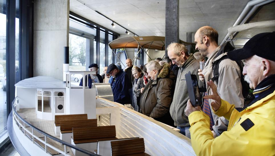 Auf grosses Interesse stiess die Besichtigung des Dampfschiffmodells. Bild: Margrith Pfister-Kübler