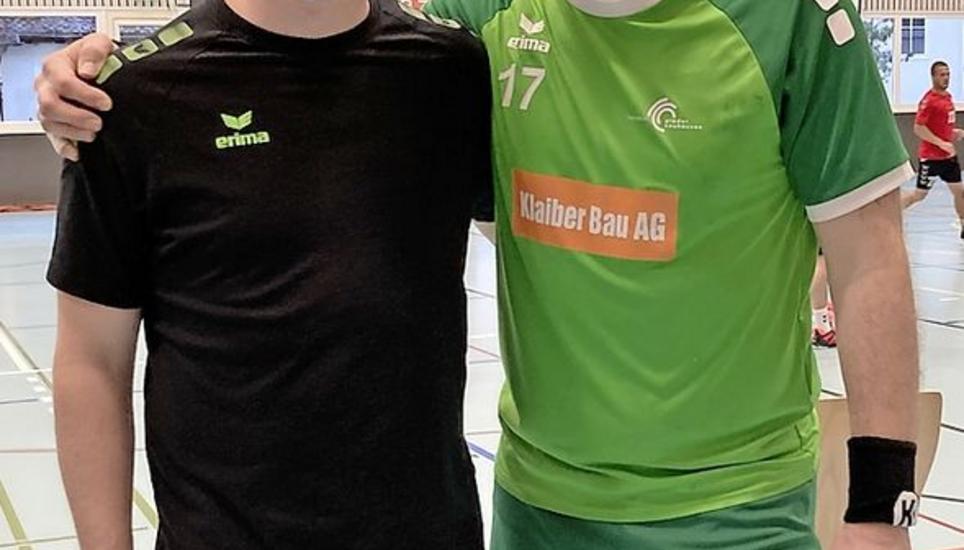 Pfader-Spielertrainer Rares Jurca (r.) und Coach Michael Burri freuen sich über den Sieg über den TV Pratteln. Bild: zvg