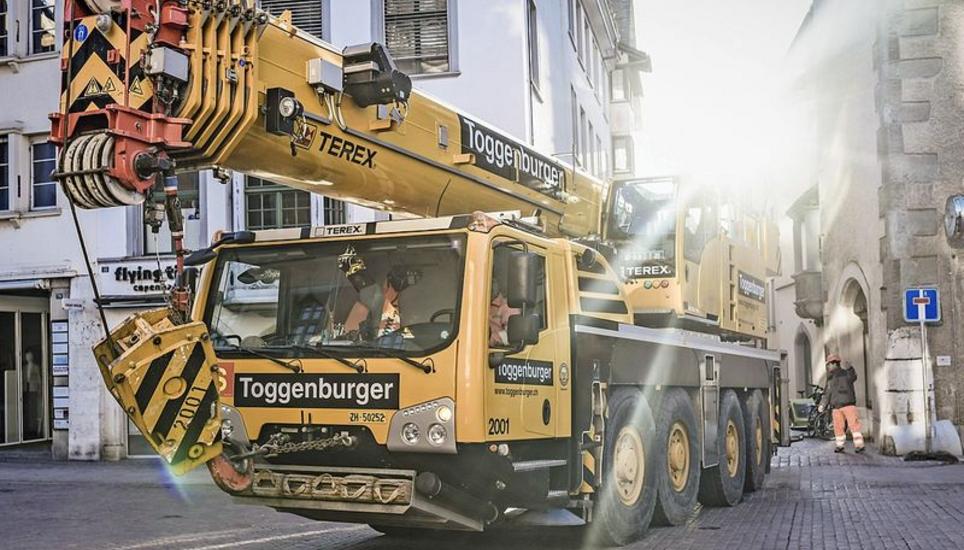 Als Erstes wurde der Mobilkran auf die Baustelle gebracht.