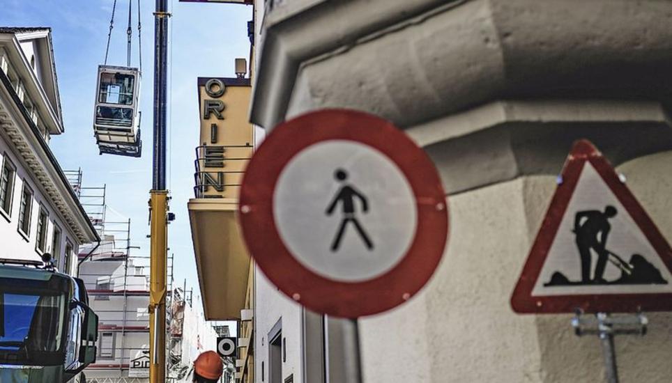 Nicht alle Fussgänger nahmen diese Schilder wahr.