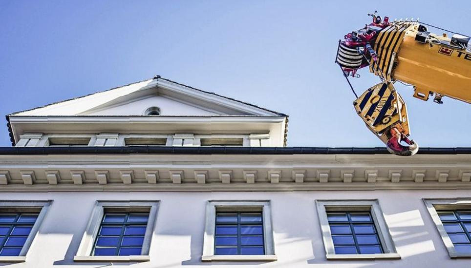 Die Teile des Oberdrehkrans wurden über das Haus Eckstein gehievt.