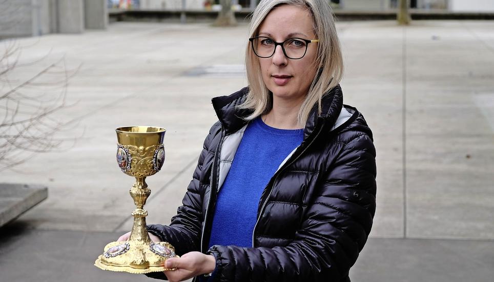 Lucia Pizzillo, Mesmerin der katholischen Kirchgemeinde Diessenhofen, mit der Kostbarkeit, die Thomas Pröll im 18. Jahrhundert in Diessenhofen schuf. Bilder: Thomas Brack