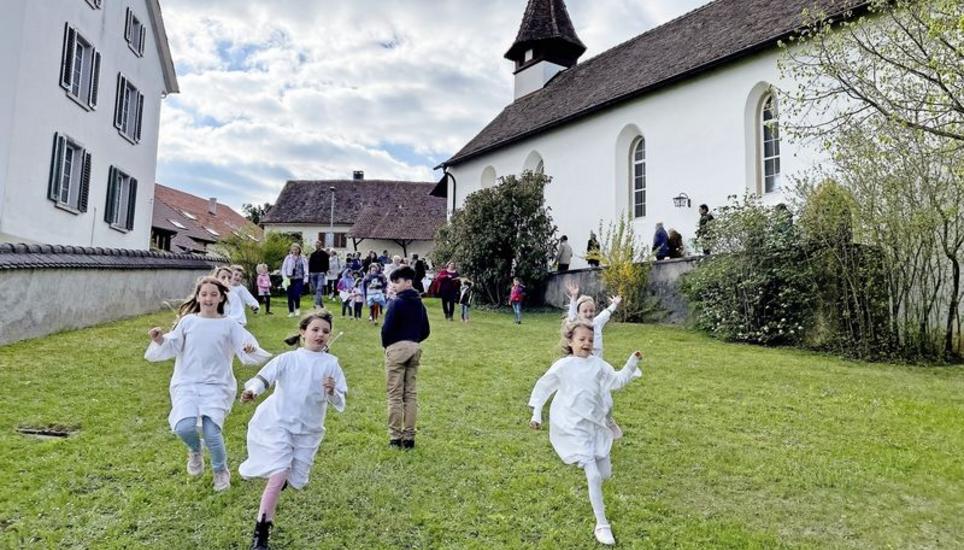 Kleine Engel fliegen beim Osteranspiel in Opfertshofen über die Wiese des Kirchgartens. Bilder: Gudrun Trautmann